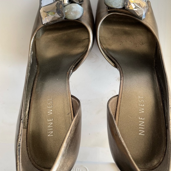 Nine West shoes pewter (6.5M) - Picture 4 of 6